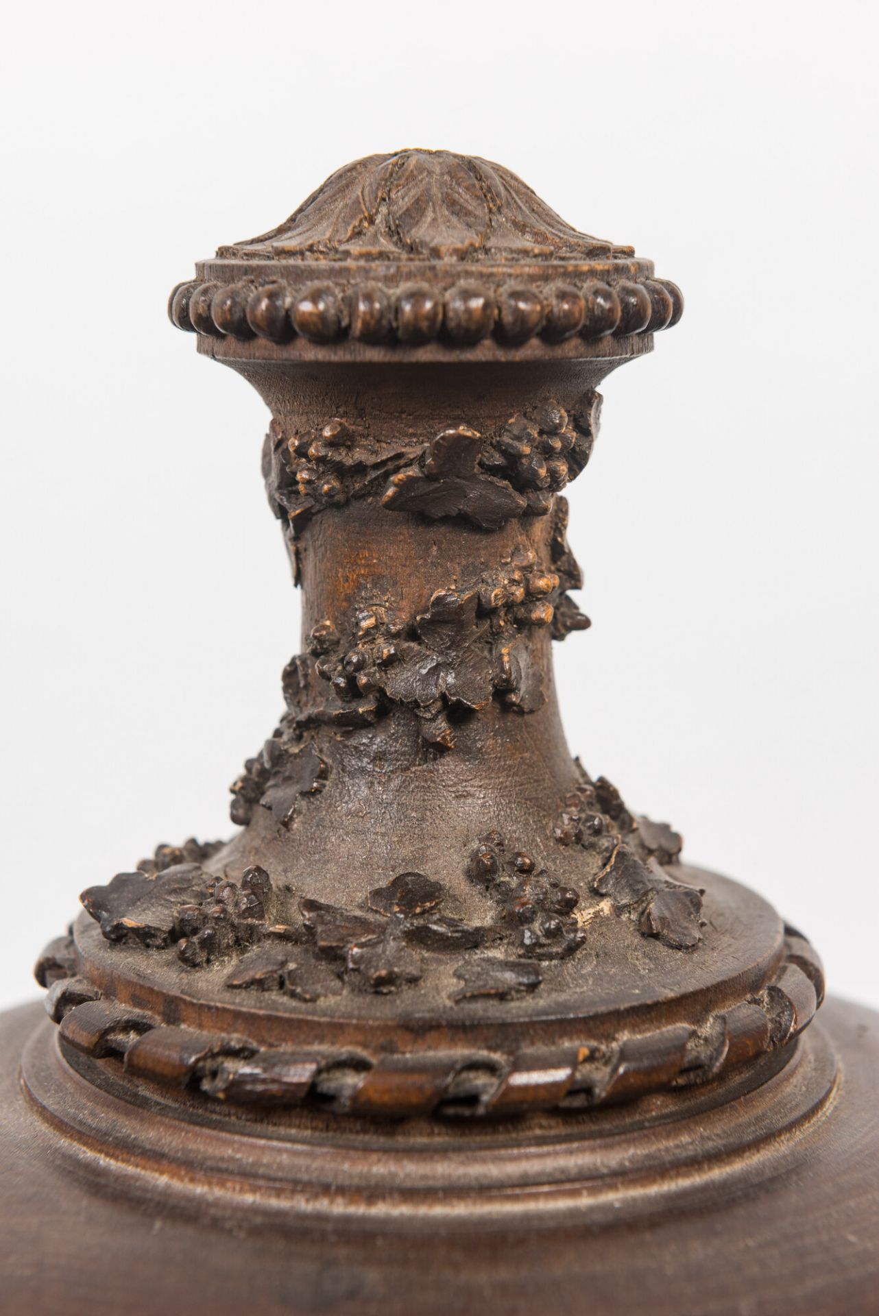 A patinated carved wooden urn and cover, probably France, 19th C. - Image 2 of 3