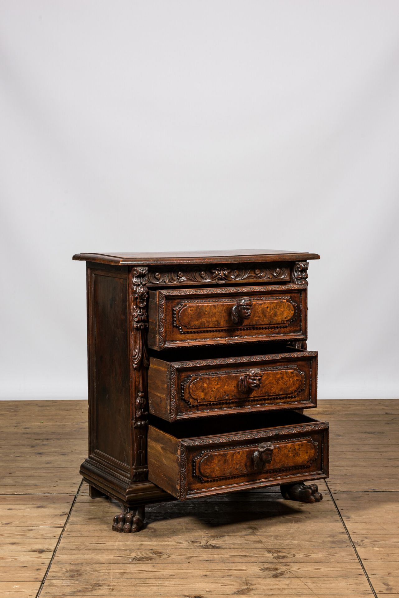 An Italian richly decorated walnut and burl wood chest of drawers with mascarons, 19th C. - Bild 3 aus 3