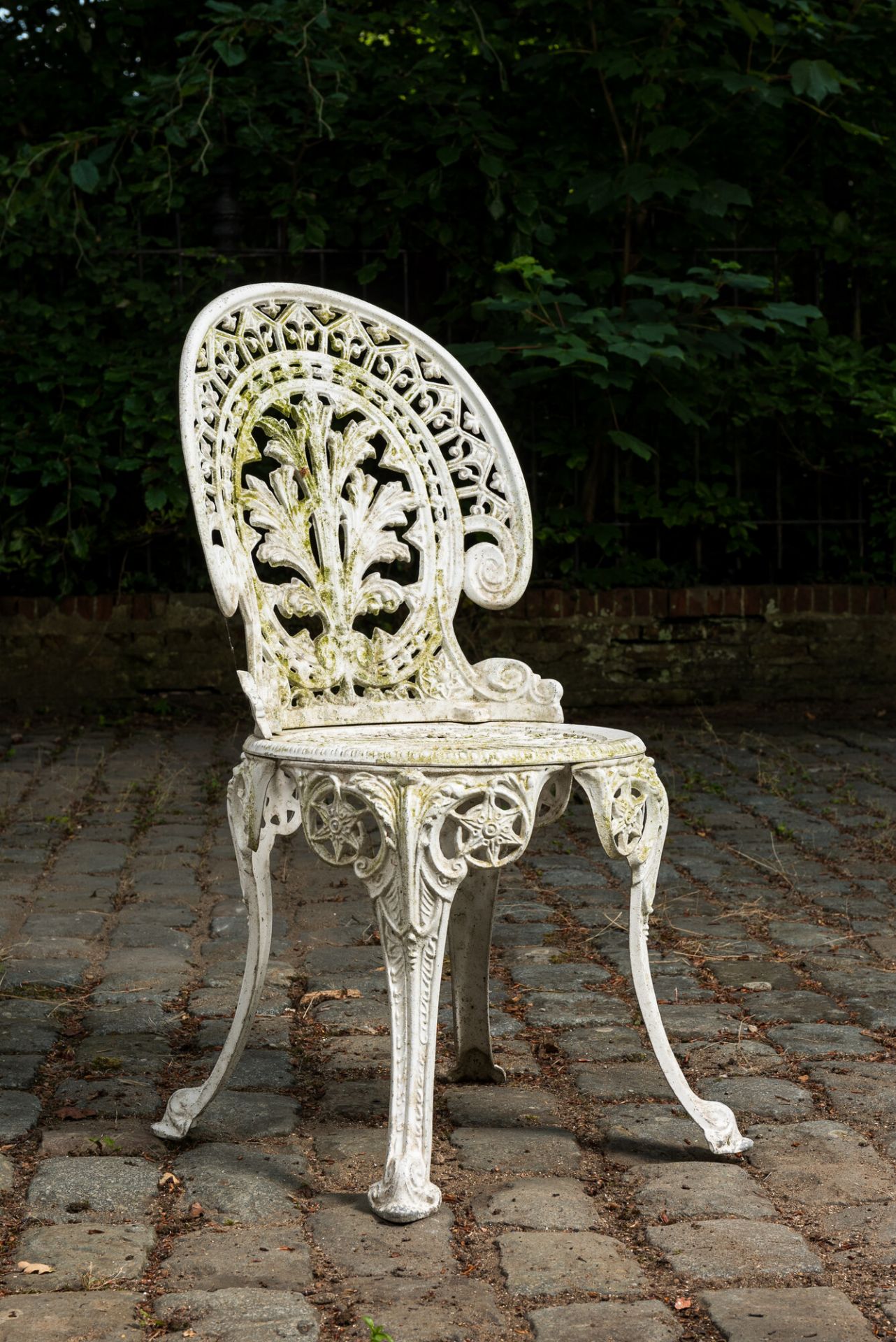 A white-painted metal garden set, 20th century - Bild 4 aus 7