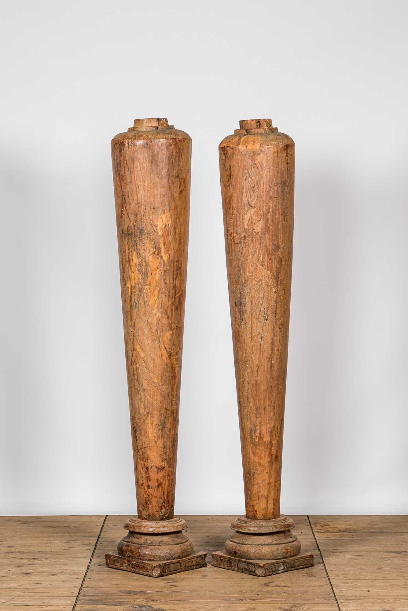 A pair of teak wooden columns on foot, Kerala, India, 19/20th C. - Image 2 of 2