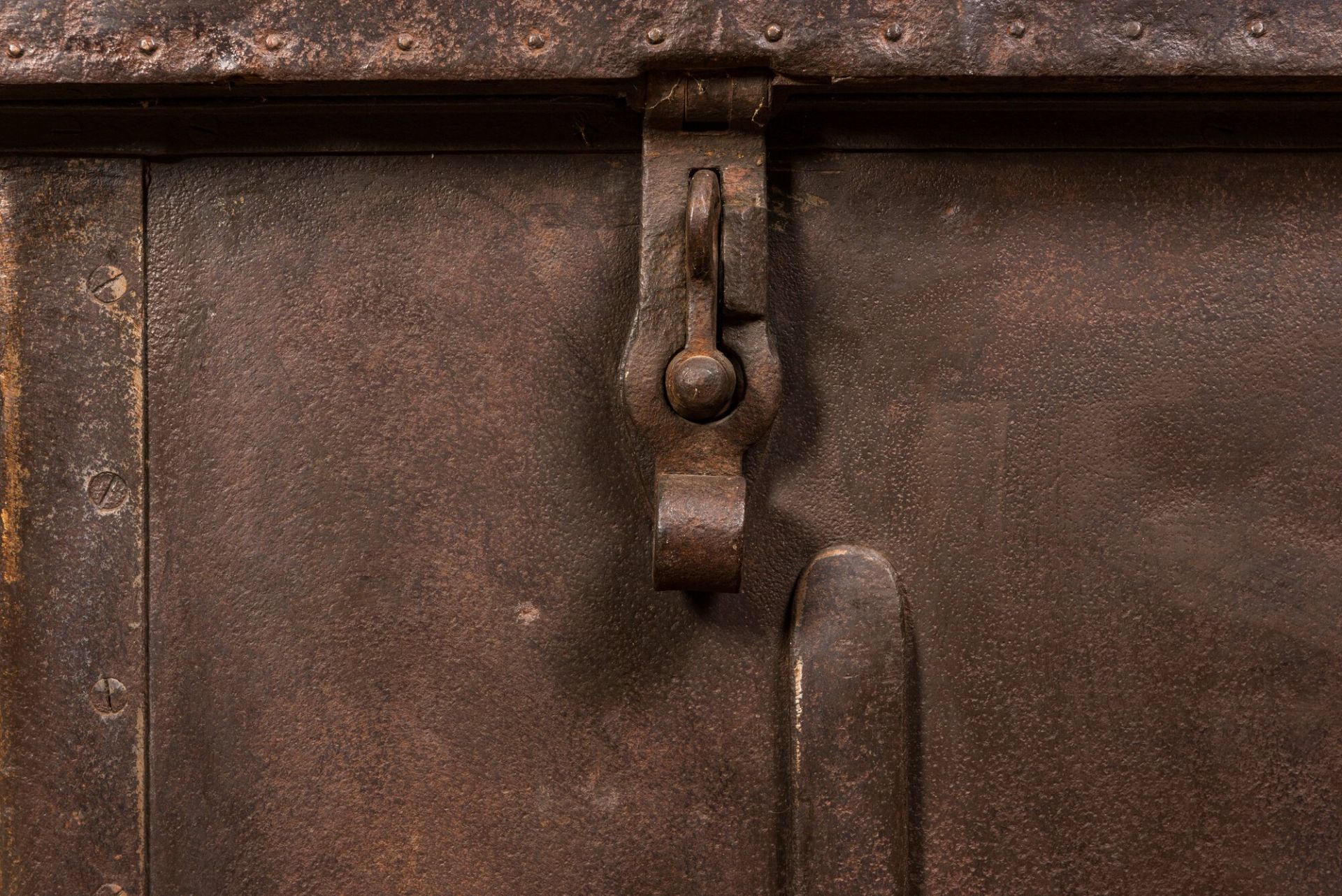 An iron chest with wooden interior, 18th C. - Bild 3 aus 5