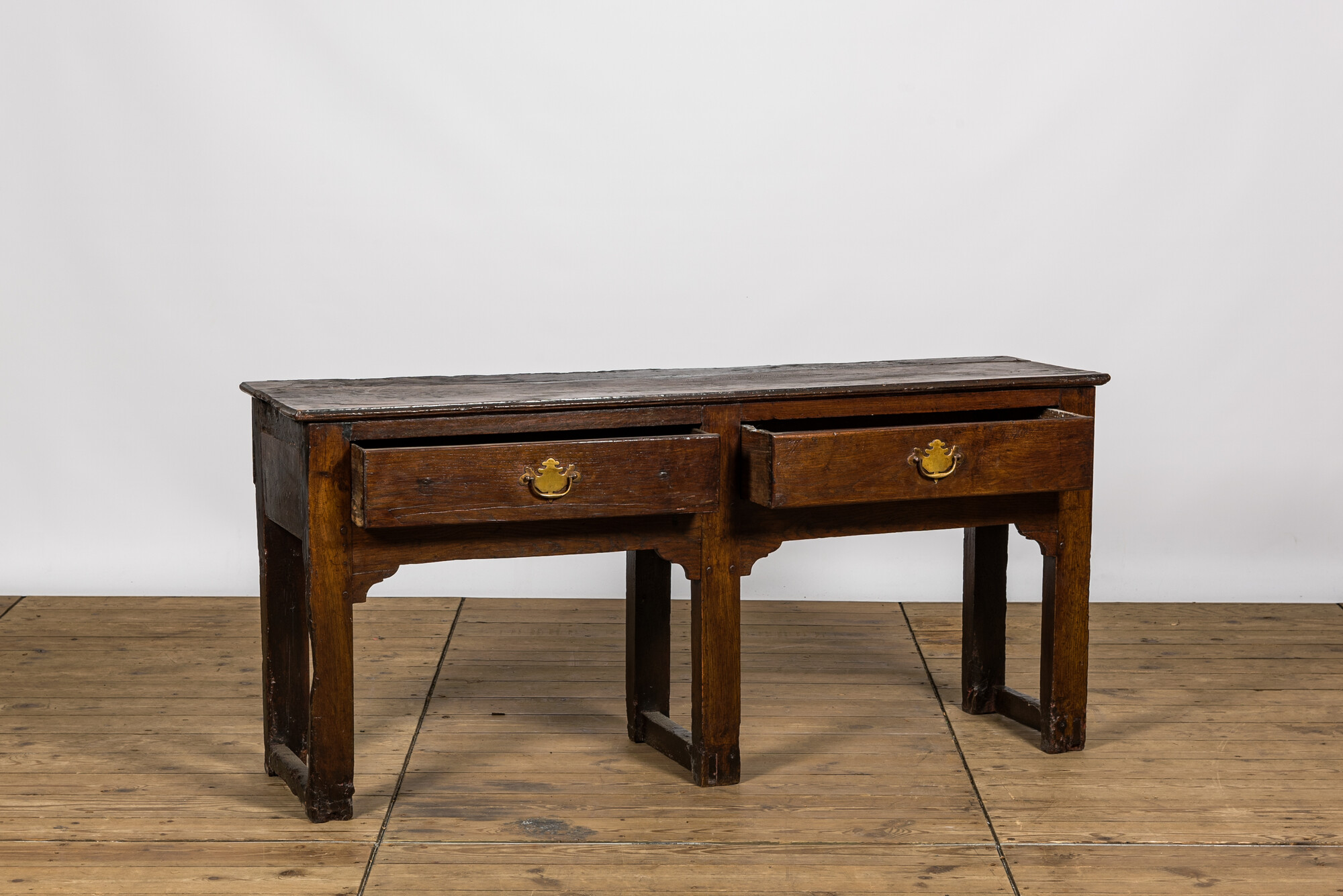 An English oak wooden side table, 18th C. - Image 2 of 3
