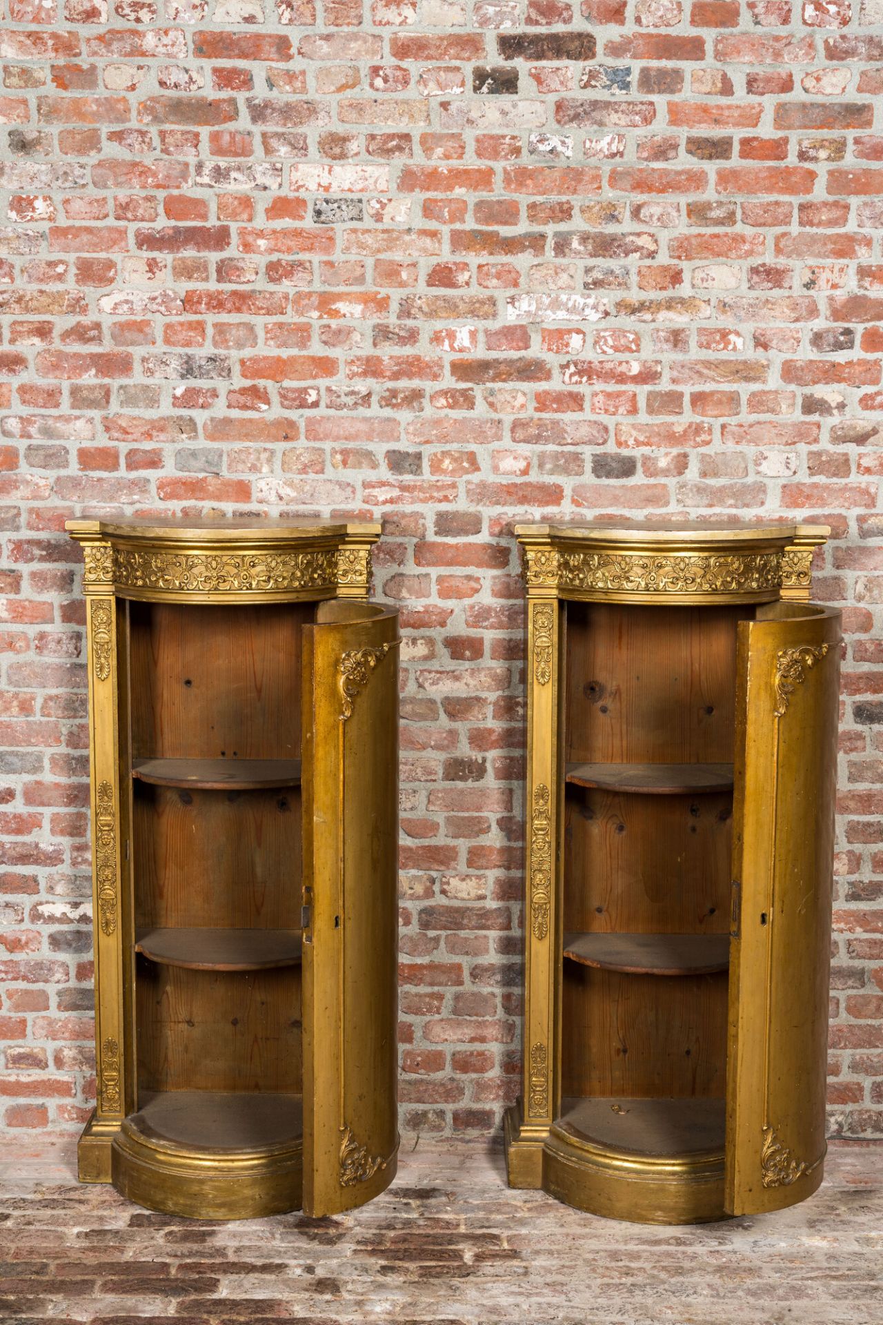 A pair of gilt wooden Empire style demi-lune cabinets, ca. 1900 - Bild 2 aus 4