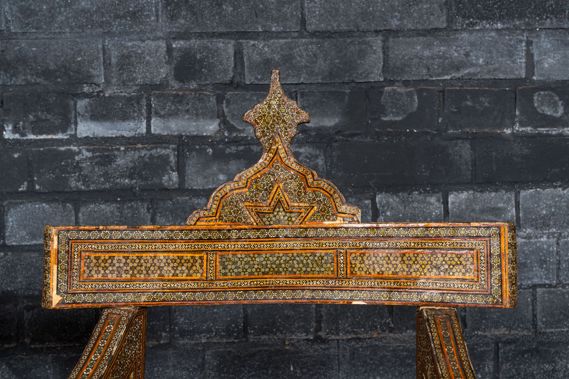 A pair of North African bone-inlaid wooden chairs with silk upholstery, 19th C - Bild 4 aus 4