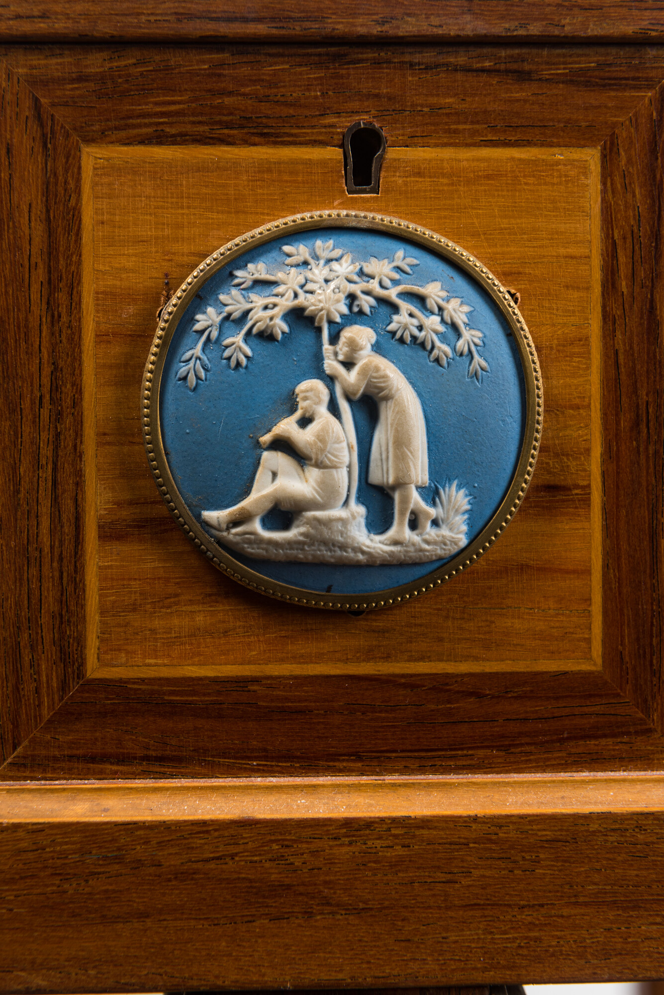 A French marquetry table display mounted with Wedgwood plaques, 2nd half 19th C. - Image 3 of 4