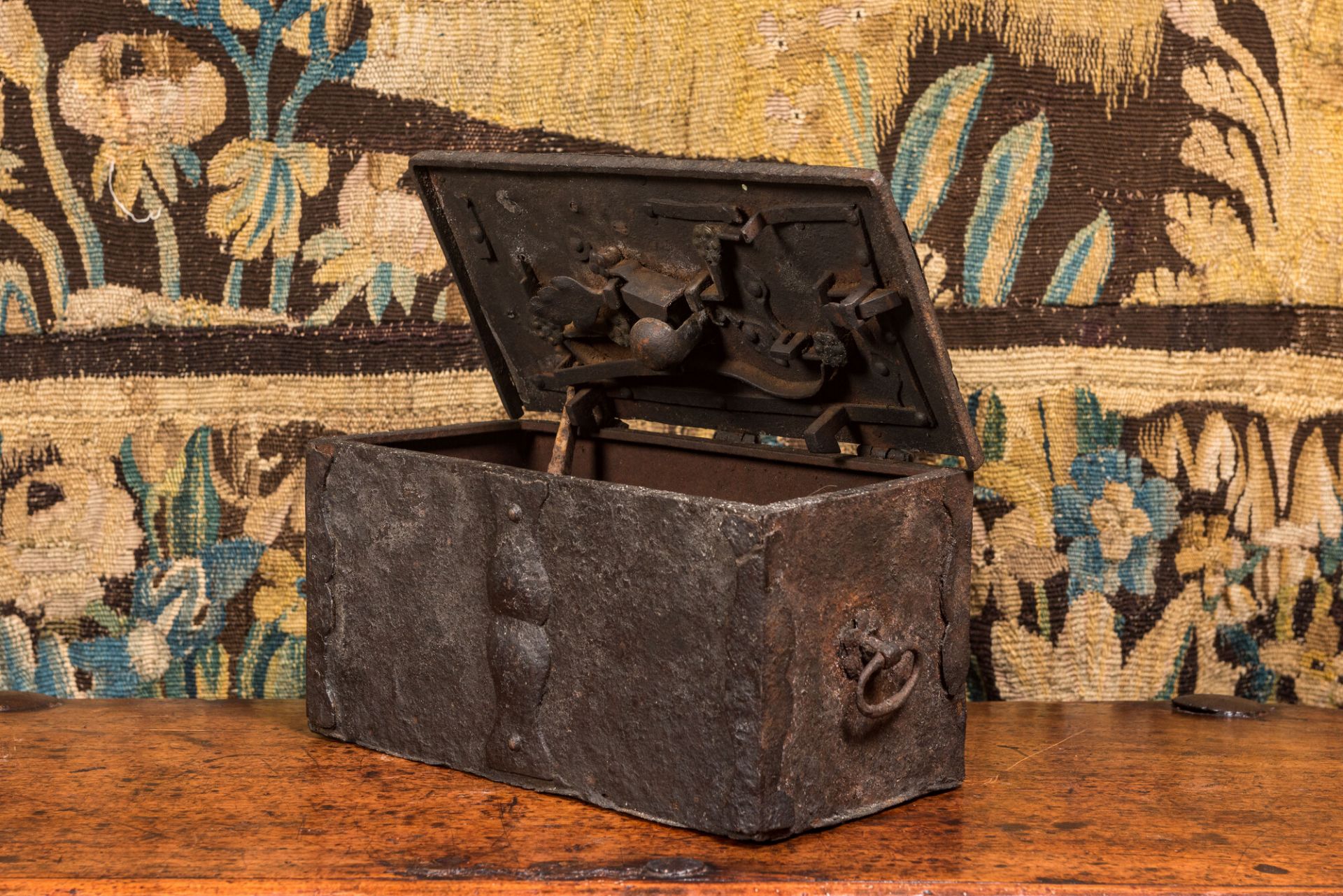 A wrought iron money box or strongbox, 16/17th C. - Image 2 of 5