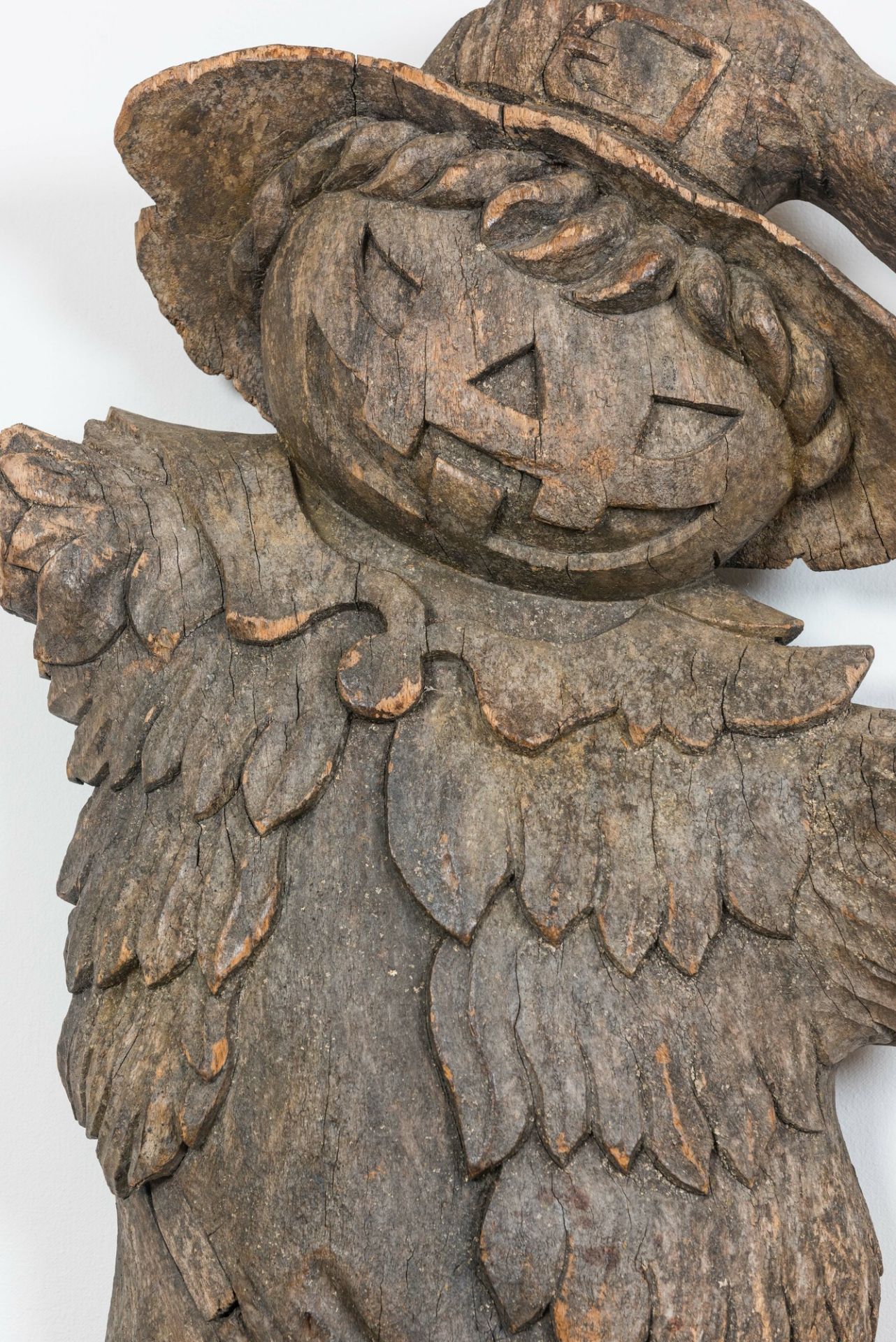 A large wooden carving of a Halloween-themed pumpkin head figure, mid 20th C. - Bild 2 aus 2