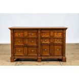 An oak wooden chest of drawers, 19th C.