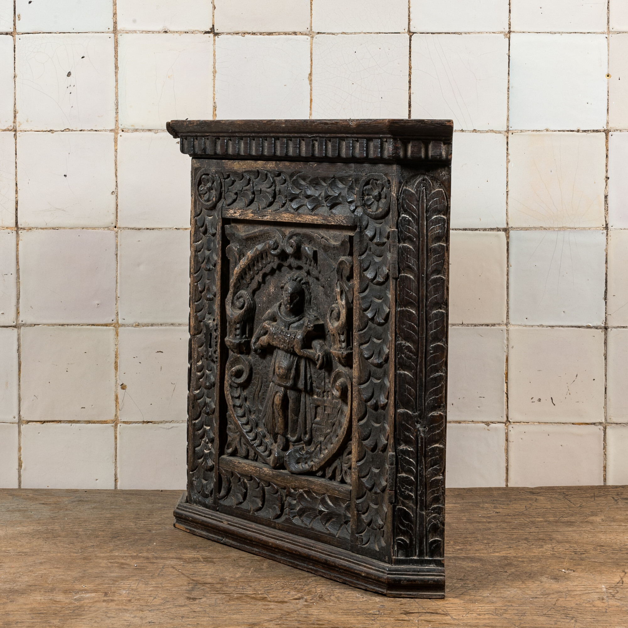 A small dark-patinated wooden corner cabinet with a shepherdess, 17th C. and later - Image 3 of 3