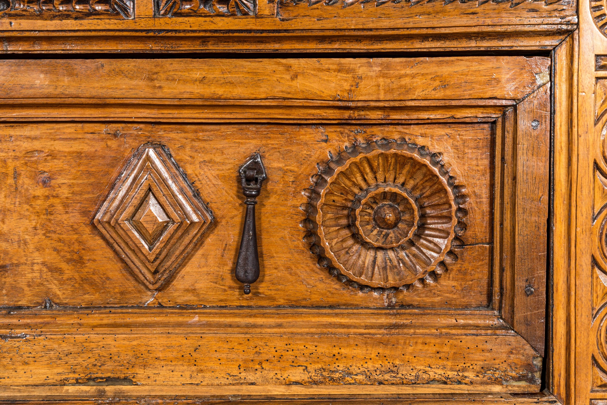 A Spanish walnut chest of drawers, 17th C. - Image 5 of 6