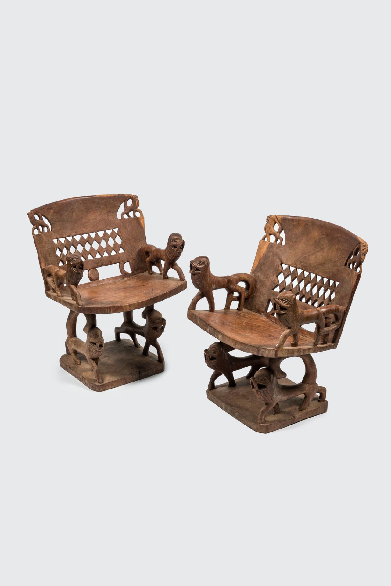 An African wooden salon set comprising two chairs and a coffee table, 20th C. - Bild 2 aus 2