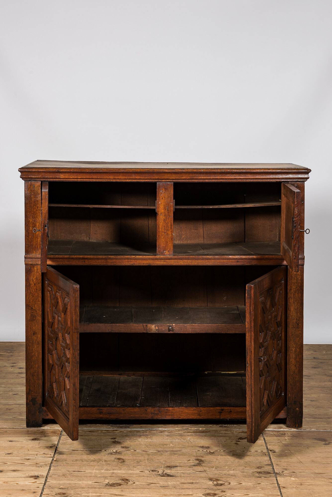 A Flemish oak wooden four-door cupboard with seahorses, 17th C. and later - Image 3 of 3