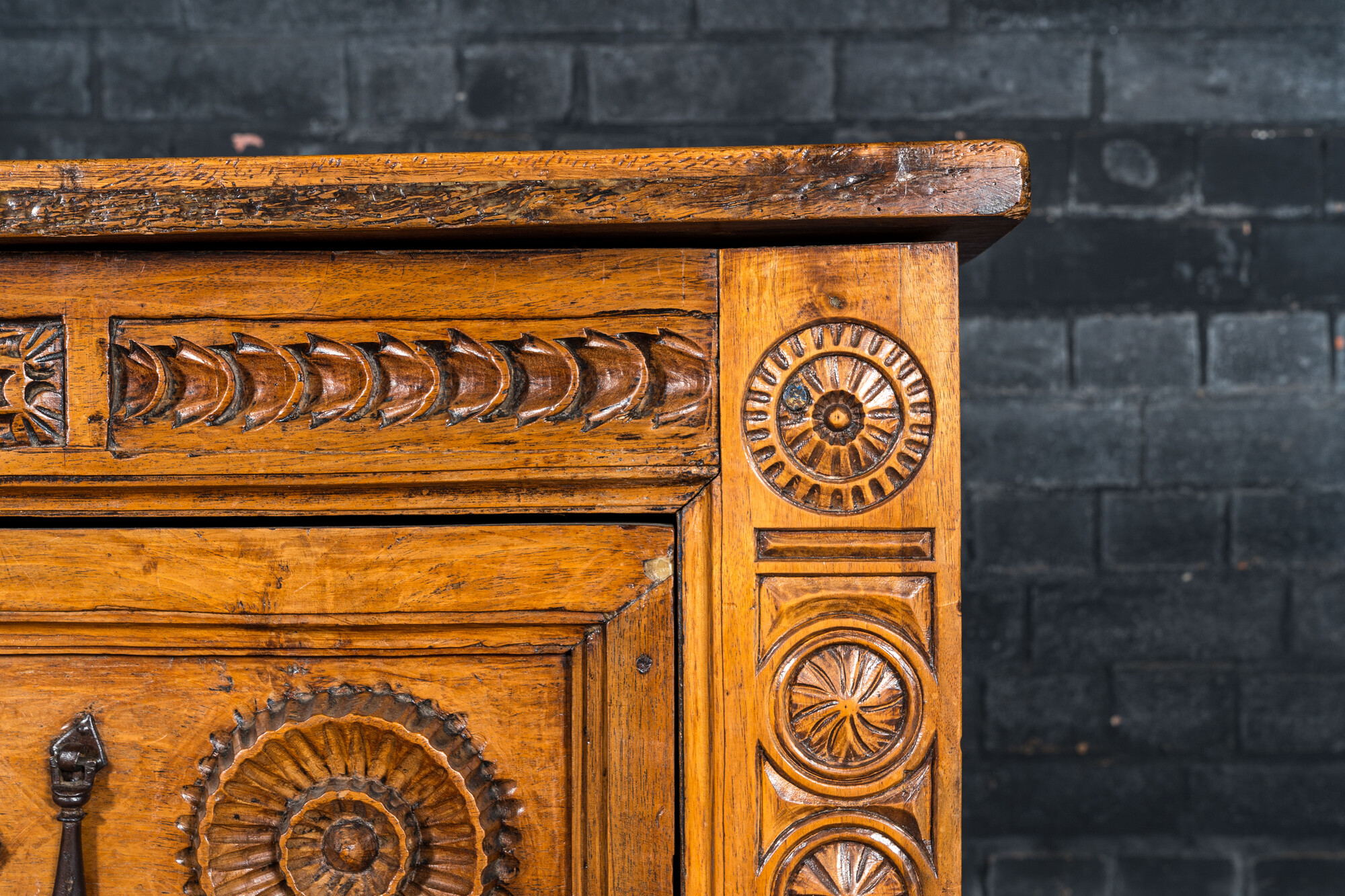 A Spanish walnut chest of drawers, 17th C. - Image 4 of 6