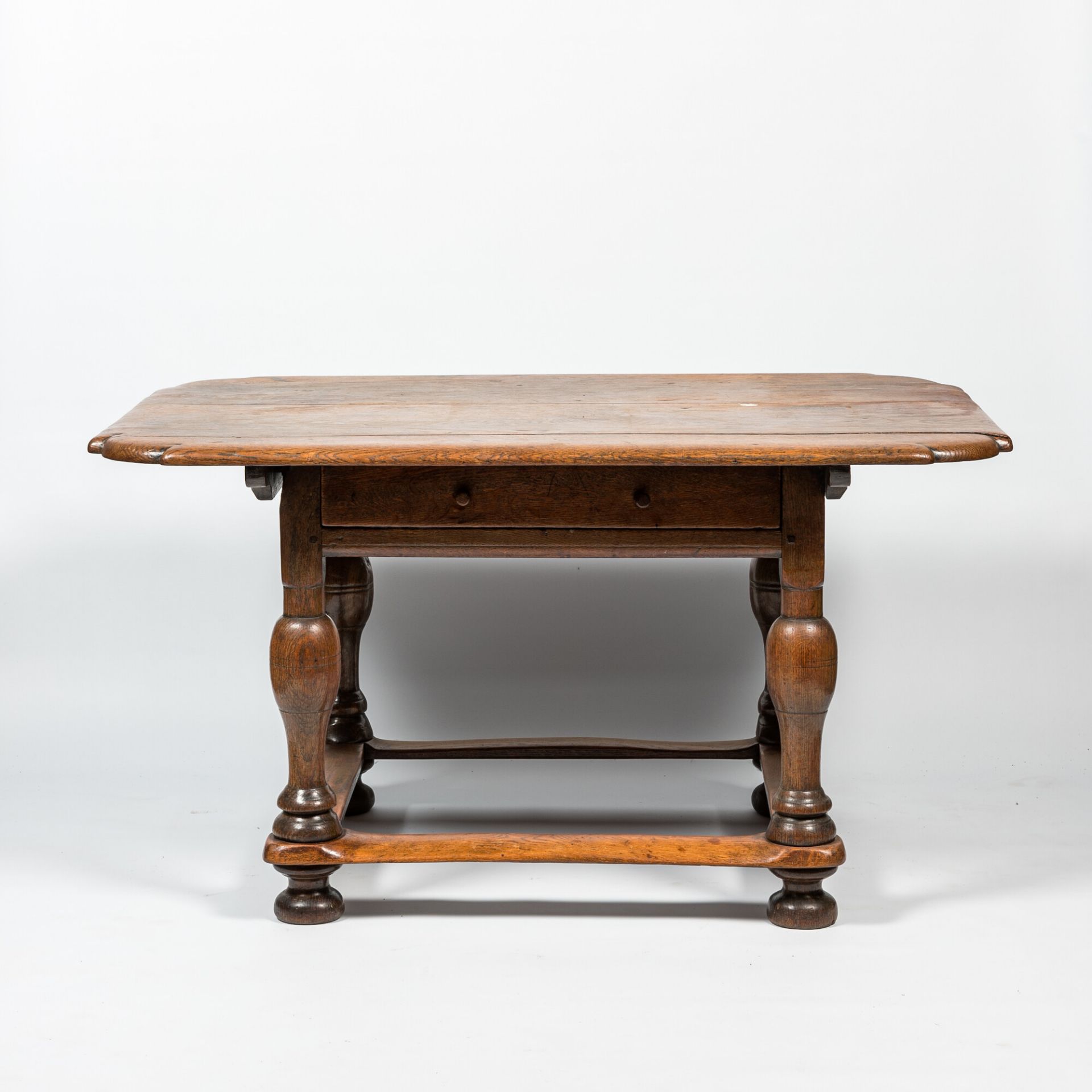 An oak table with baluster feet, 1st half 19th C. - Bild 2 aus 2