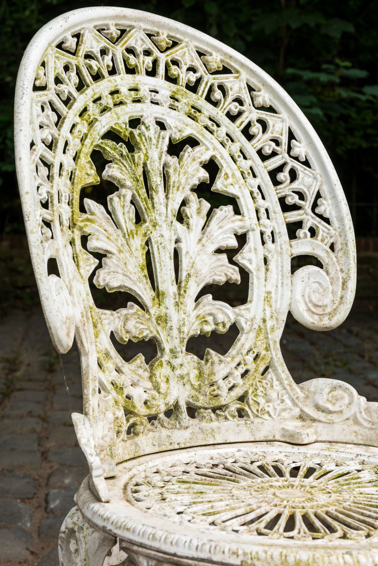 A white-painted metal garden set, 20th century - Bild 5 aus 7