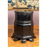 An ebonised wooden pedestal, 20th C.