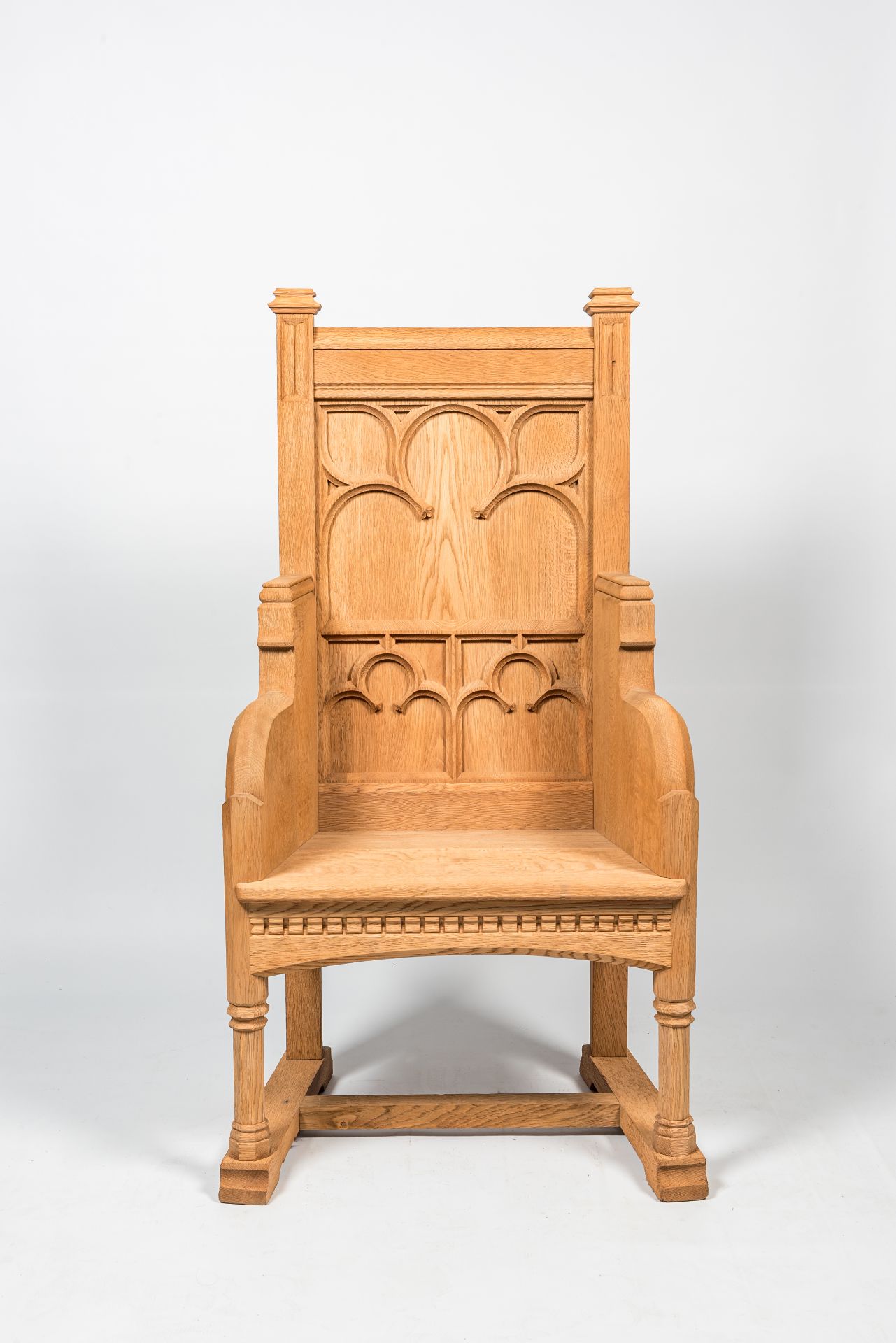 A French Gothic Revival white oak wooden armchair, 20th C. - Bild 2 aus 2