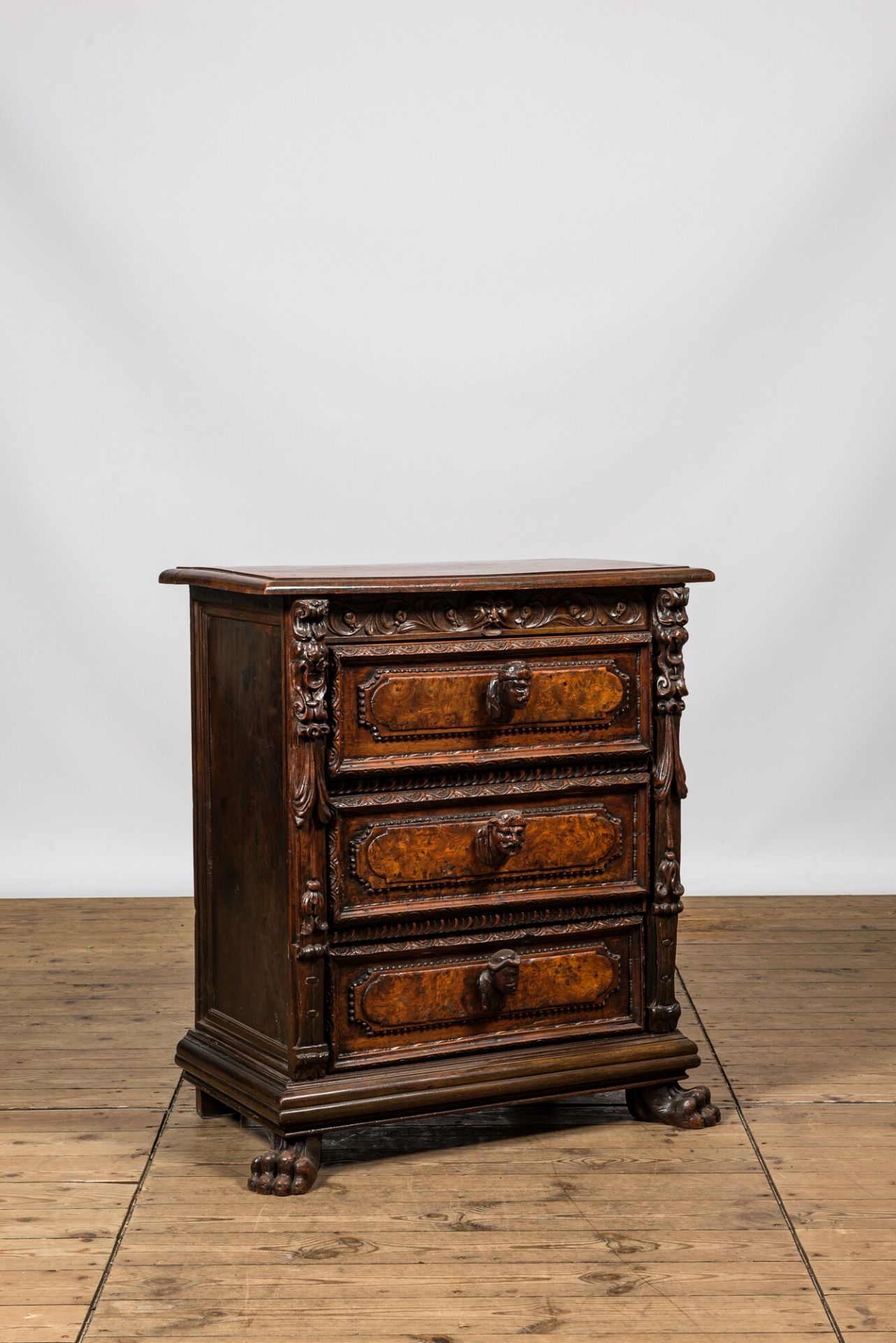 An Italian richly decorated walnut and burl wood chest of drawers with mascarons, 19th C. - Bild 2 aus 3