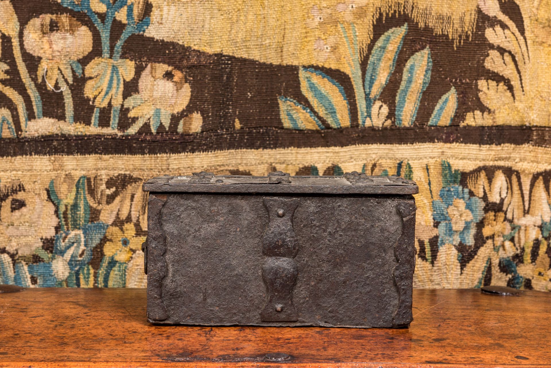 A wrought iron money box or strongbox, 16/17th C. - Image 3 of 5