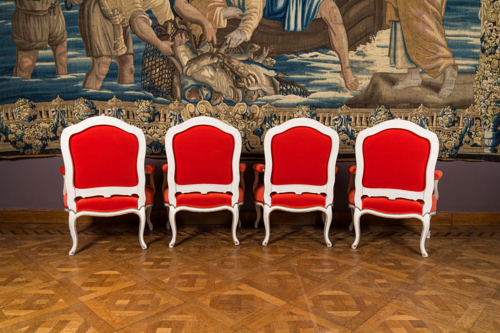 A partly gilt wooden sofa and four armchairs with red velvet upholstery, 18/19th C. - Bild 7 aus 7