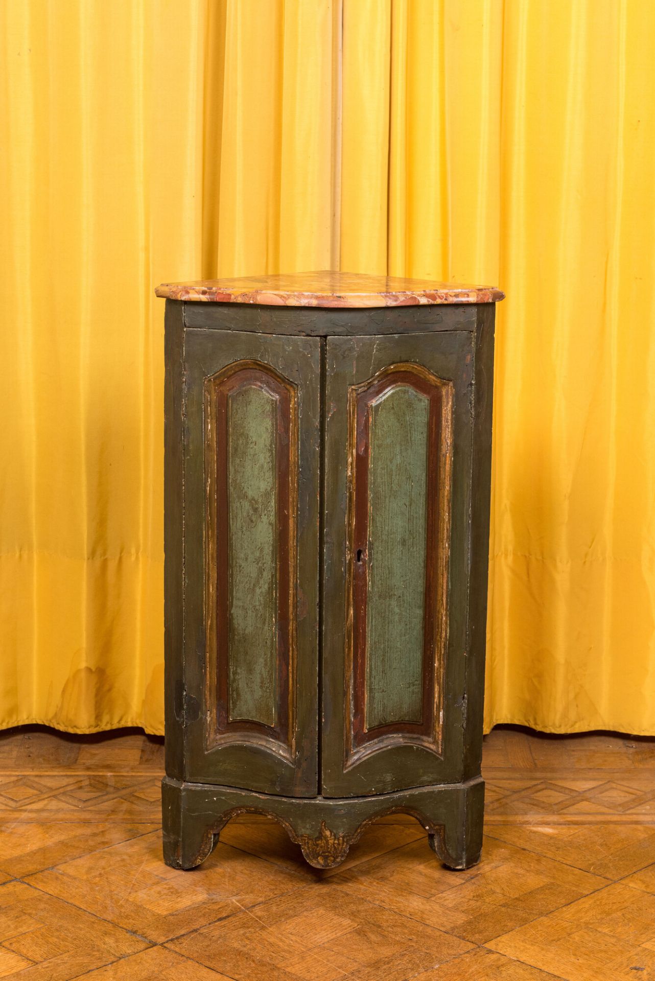 A painted wooden corner cupboard, 18/19th C.