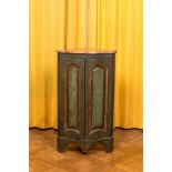 A painted wooden corner cupboard, 18/19th C.