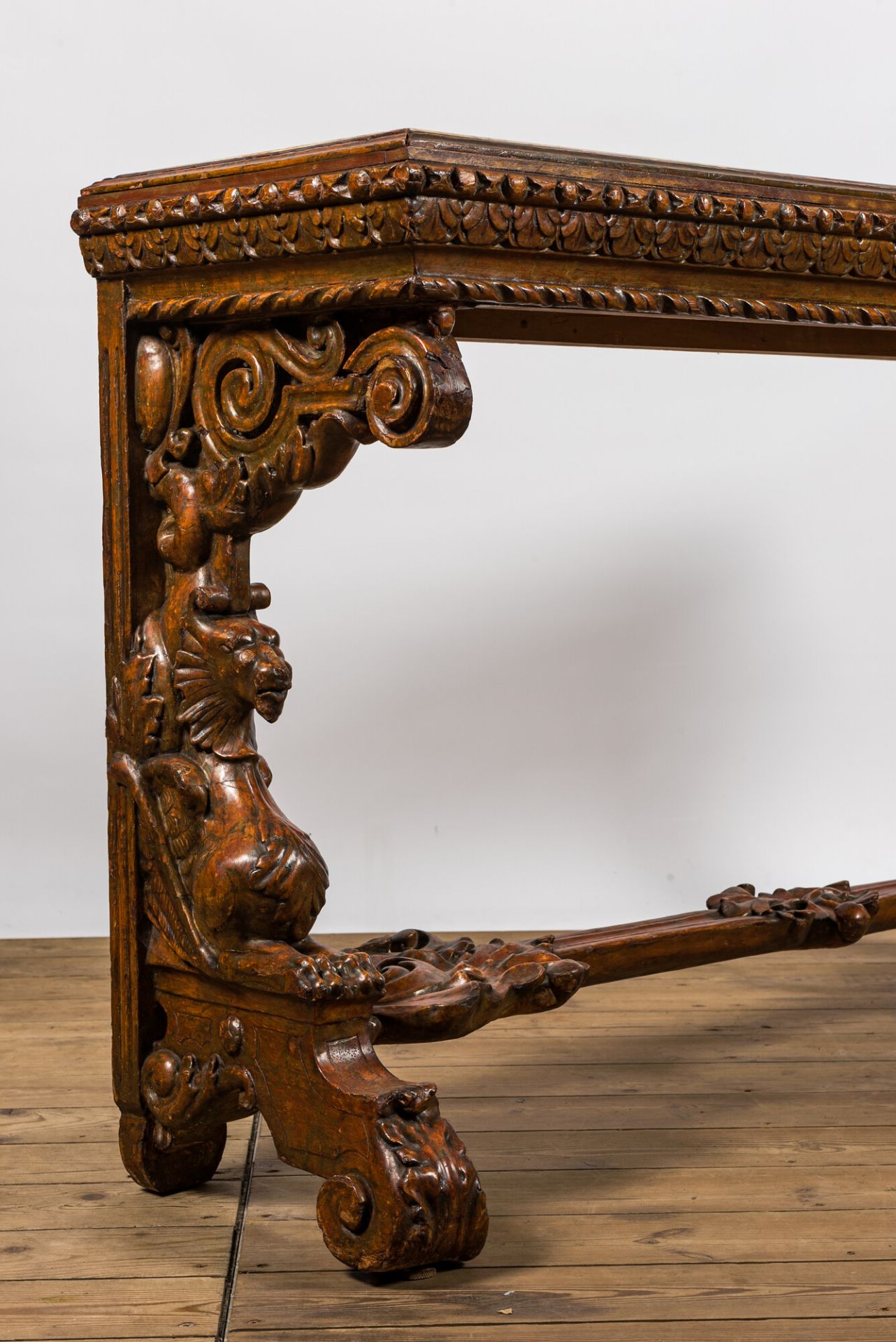 A patinated wooden wall console with marble top, probably Italy, 19th C. - Bild 3 aus 4