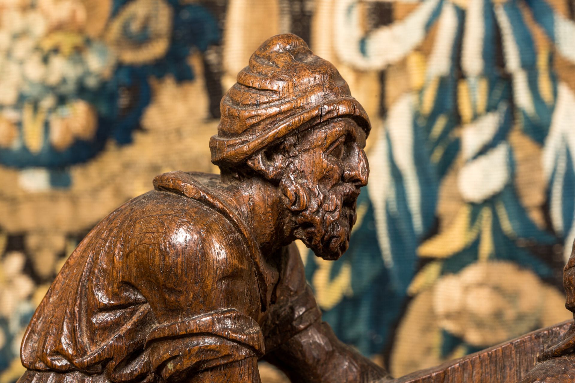 A Flemish carved oak retable fragment depicting the 'Road to Calvary with Saint Veronica', 16th C. - Image 8 of 8