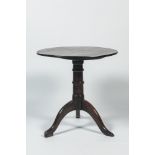 An English oak wooden tilt top table, 18/19th C.