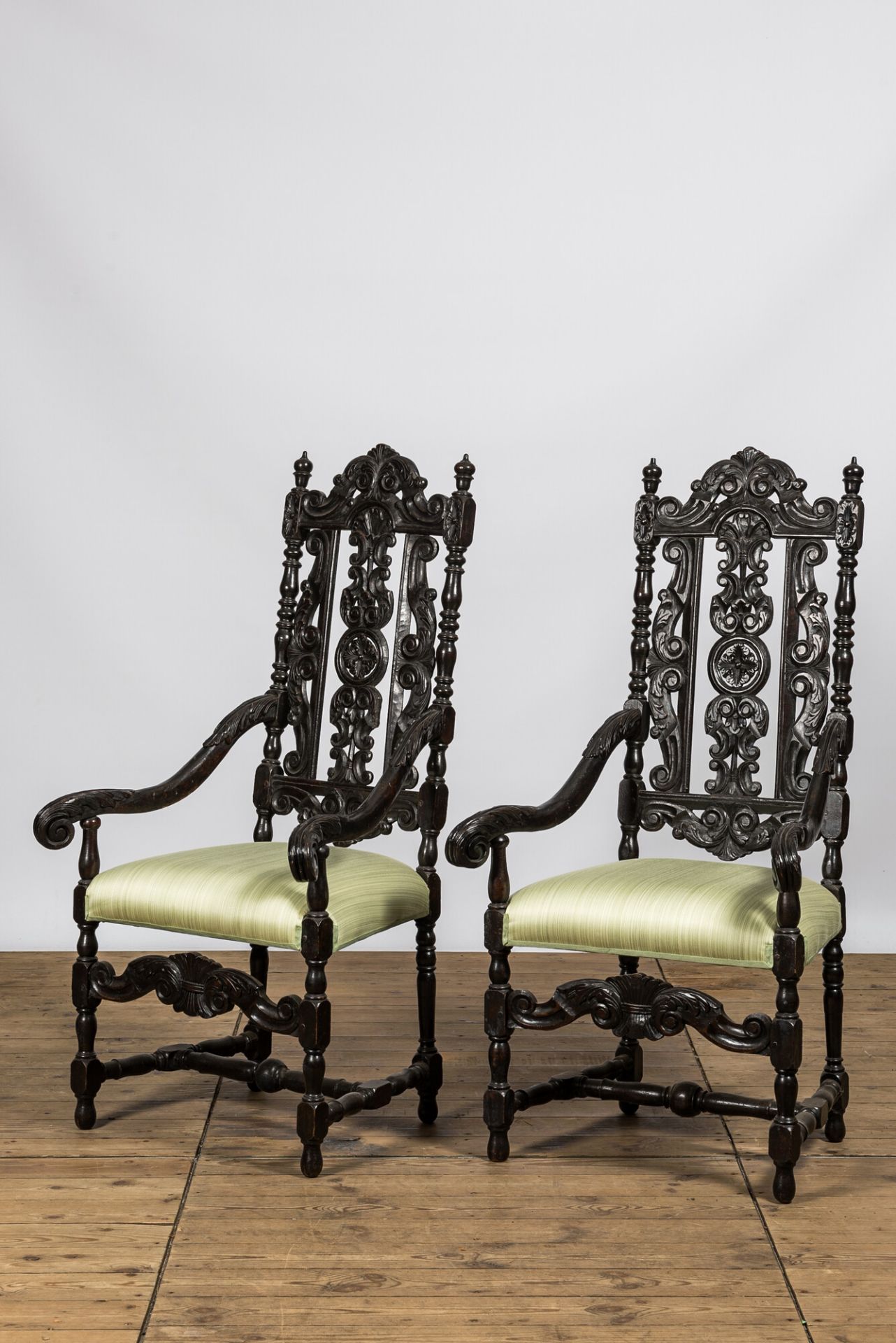 A pair of ebonised wooden armchairs with green silk upholstery, 19th C. - Bild 2 aus 2