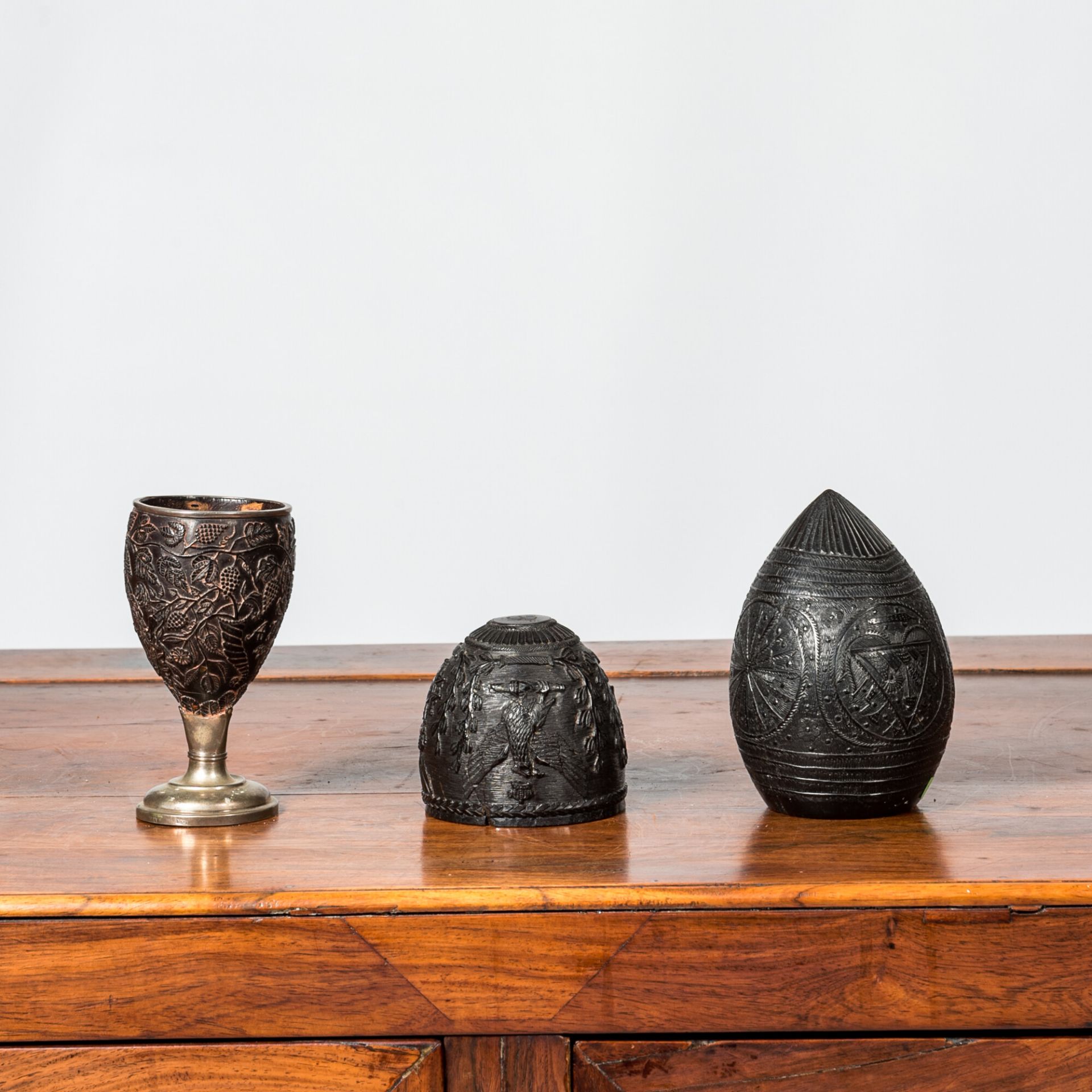 A carved coconut cup on silvered stand and two goblets, French colonies, 19th C. - Bild 2 aus 2