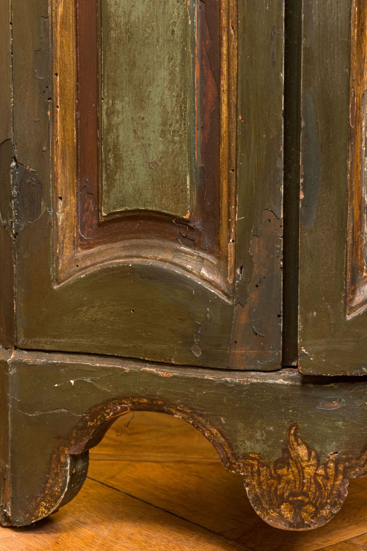 A painted wooden corner cupboard, 18/19th C. - Bild 4 aus 5