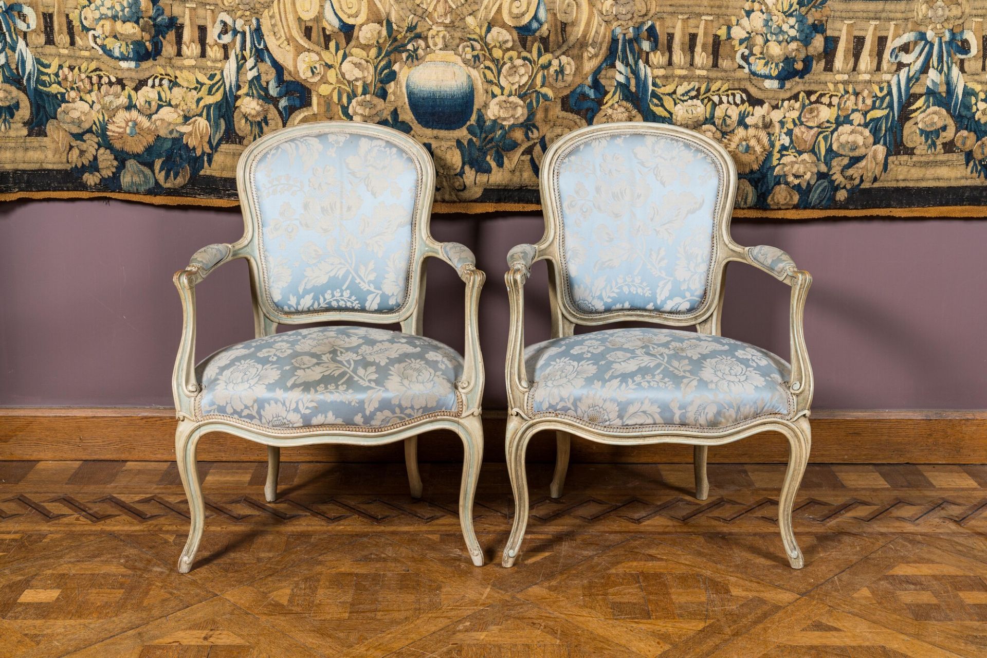 A pair of French Louis XV style patinated wooden armchairs, 20th C. - Bild 2 aus 3