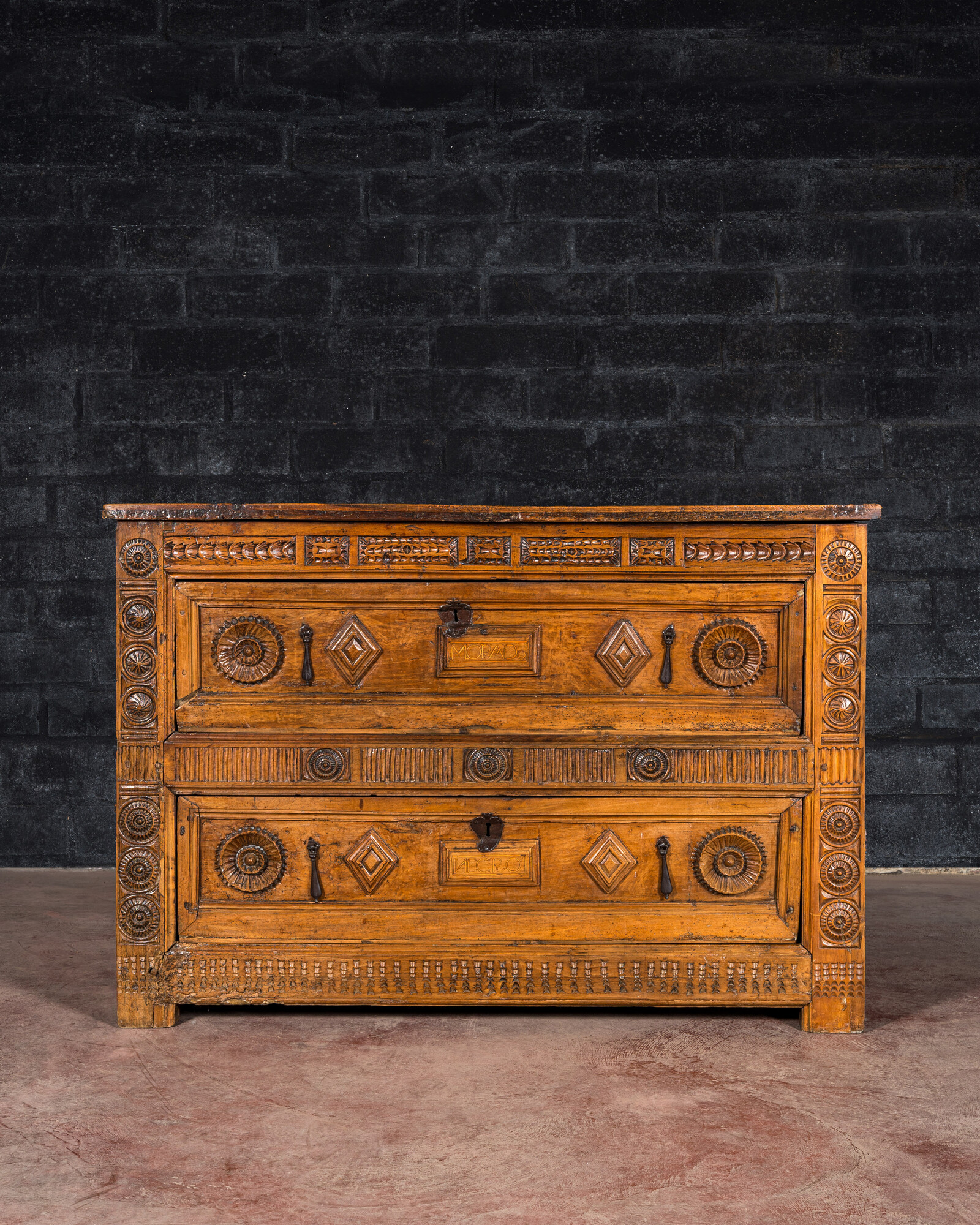 A Spanish walnut chest of drawers, 17th C. - Image 2 of 6
