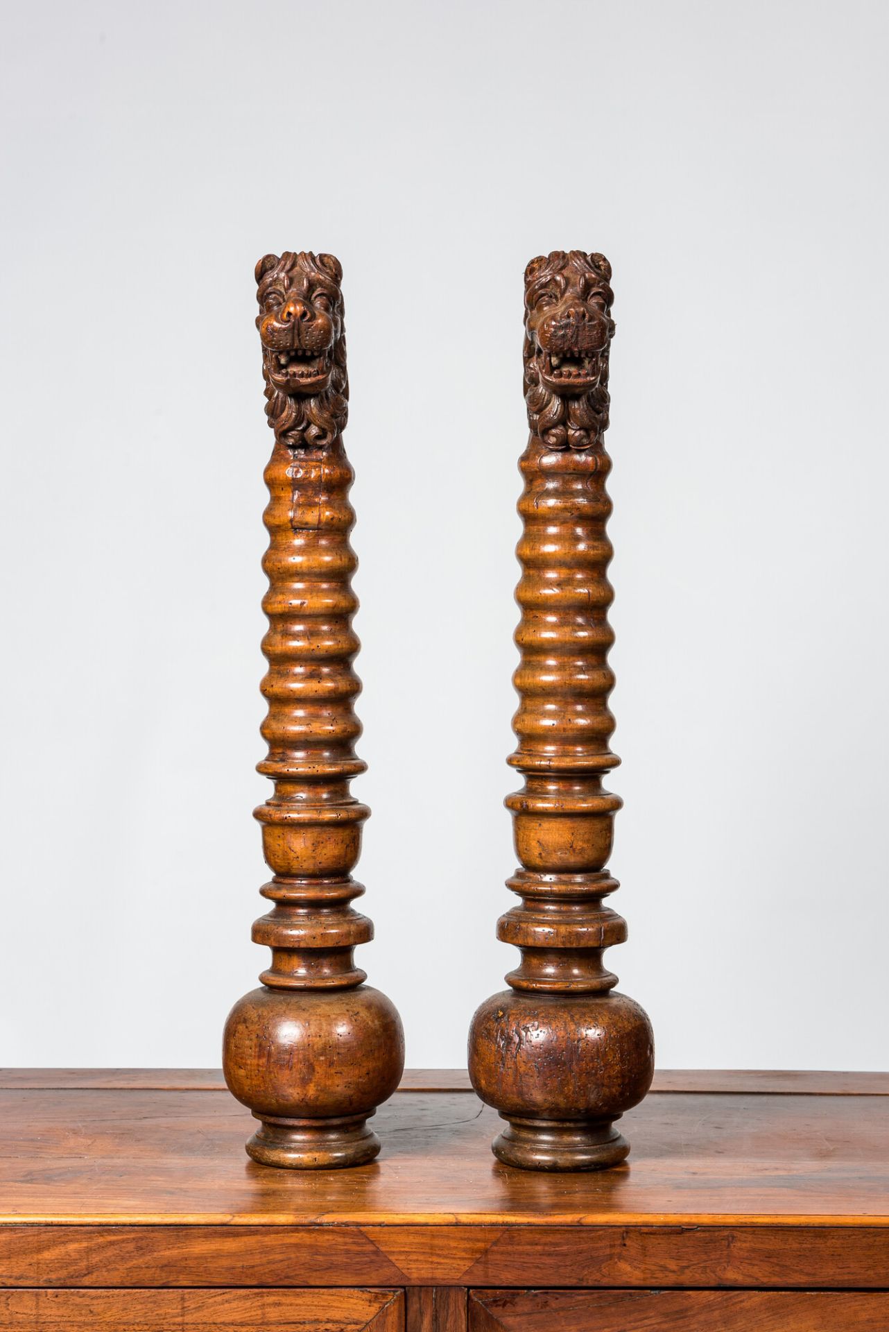 A pair of Italian baluster-shaped elements topped with lion's heads, 17/18th C. and later - Bild 2 aus 2