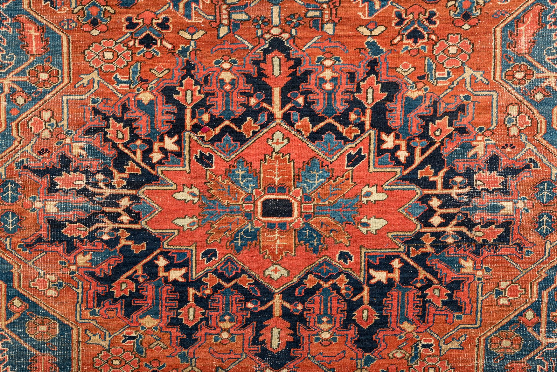A Persian Heriz rug with floral design and geometric motifs, wool on cotton, 1st half 20th C. - Image 2 of 2
