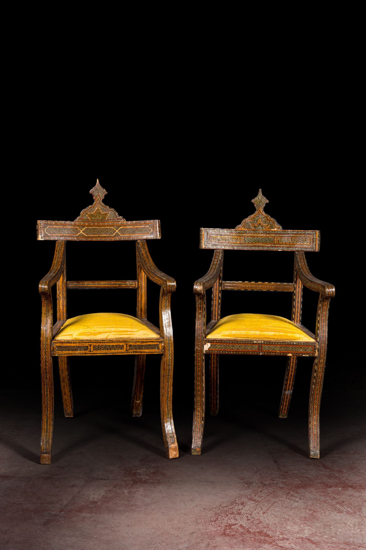 A pair of North African bone-inlaid wooden chairs with silk upholstery, 19th C - Bild 3 aus 4