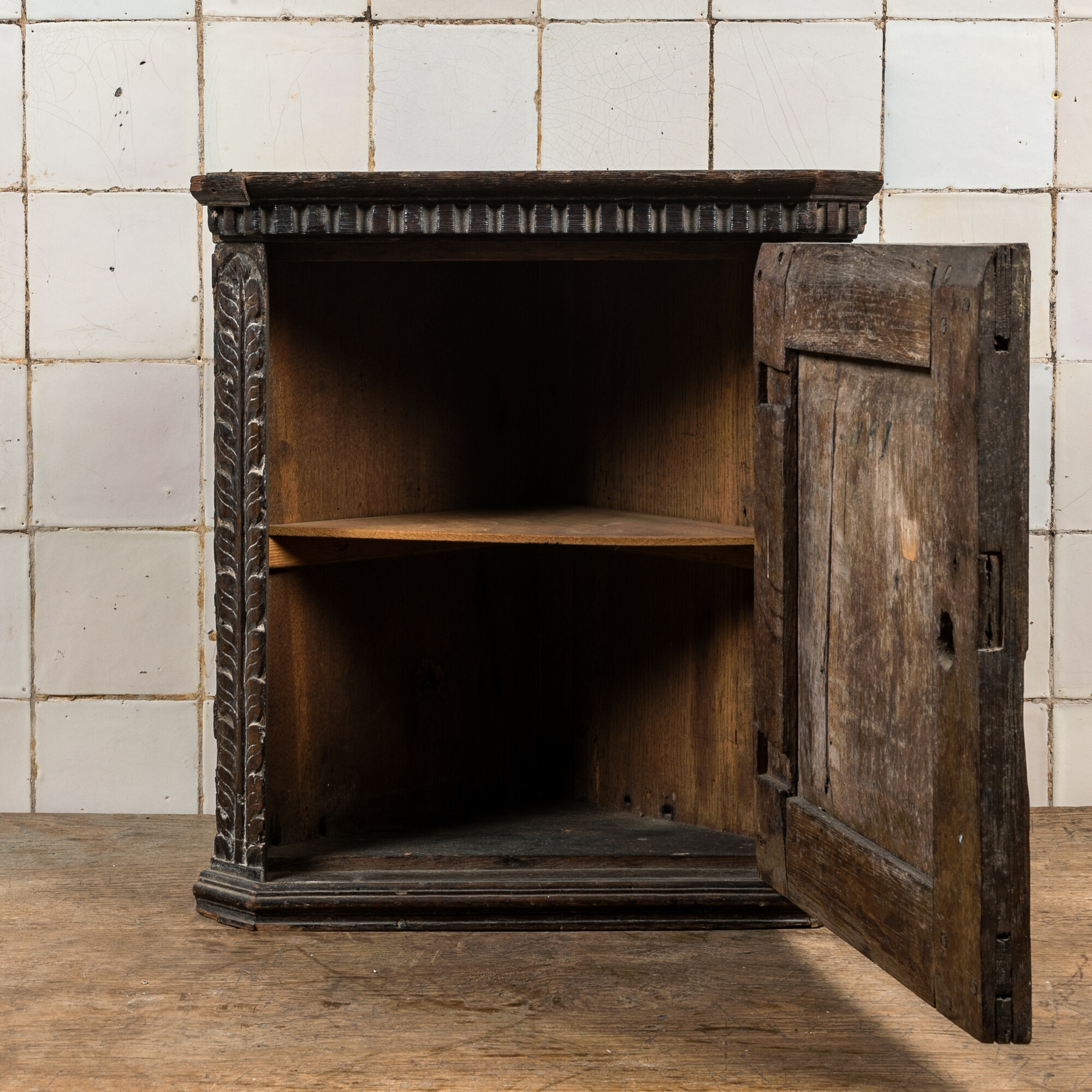 A small dark-patinated wooden corner cabinet with a shepherdess, 17th C. and later - Image 2 of 3