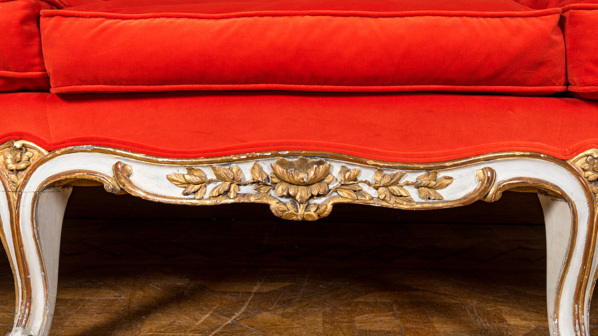 A partly gilt wooden sofa and four armchairs with red velvet upholstery, 18/19th C. - Image 5 of 7