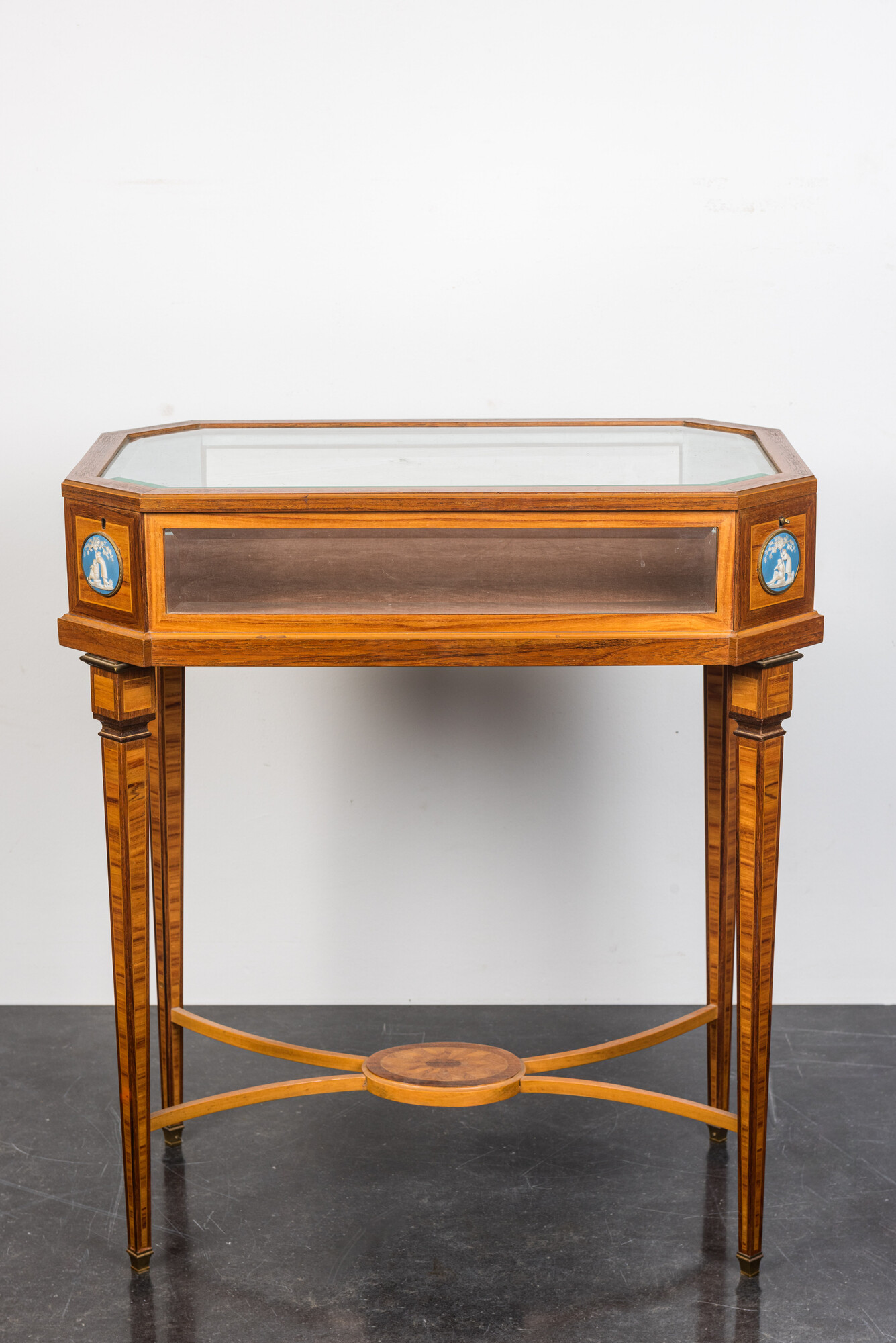 A French marquetry table display mounted with Wedgwood plaques, 2nd half 19th C. - Image 2 of 4