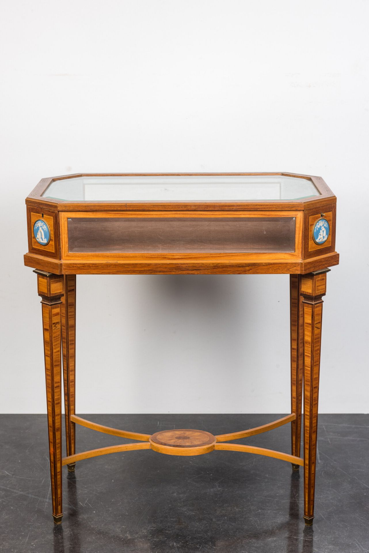 A French marquetry table display mounted with Wedgwood plaques, 2nd half 19th C. - Bild 2 aus 4