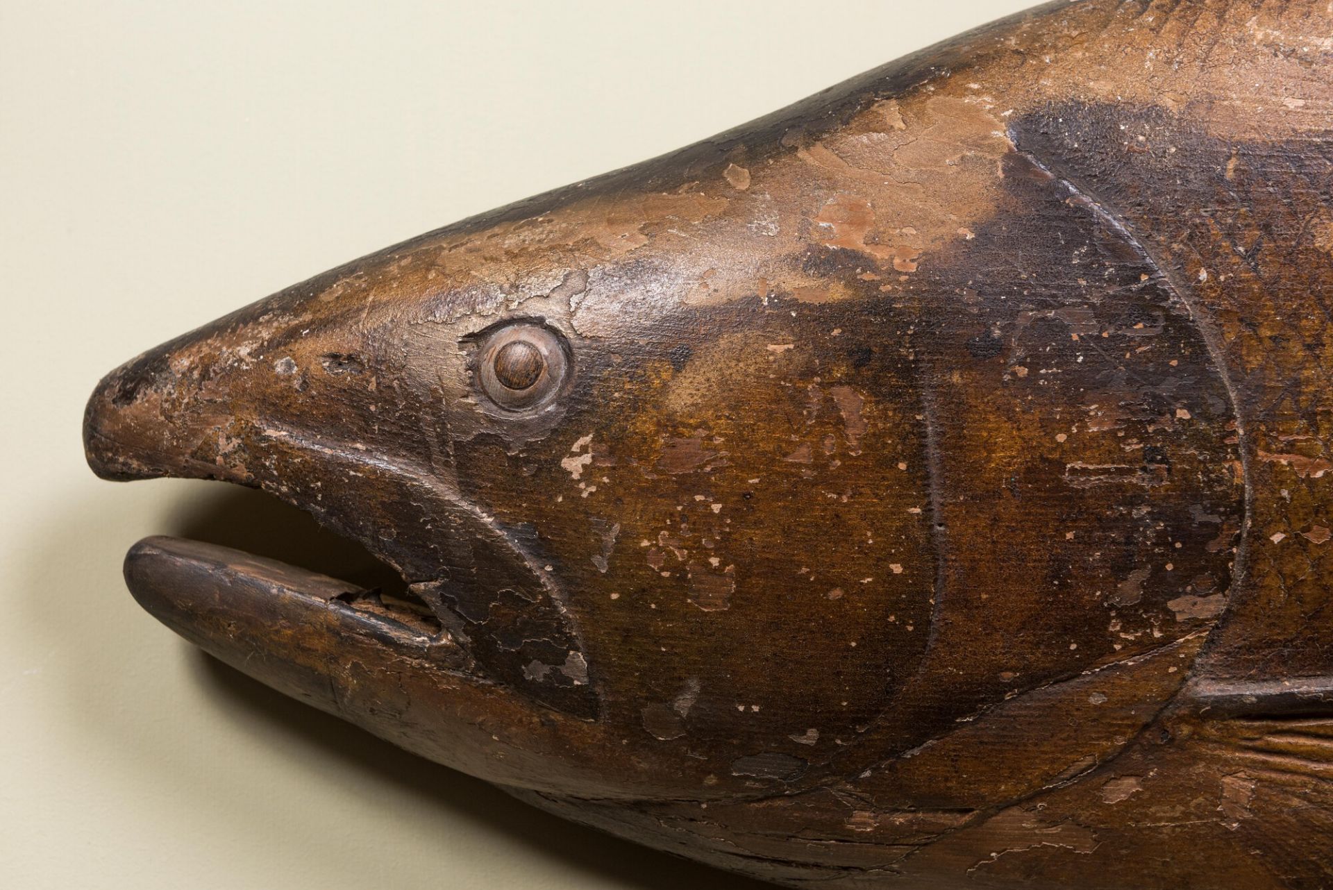 A large painted wooden model of a fish, 18th C. - Image 2 of 5