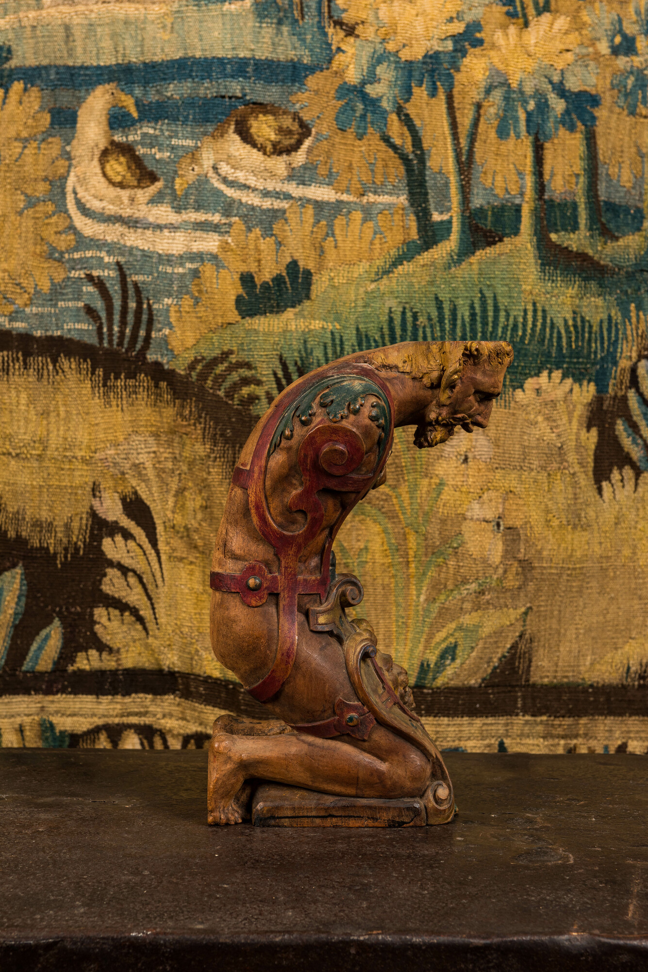 A polychrome wooden support in the shape of a kneeling soldier, 18/19th C. - Image 3 of 4