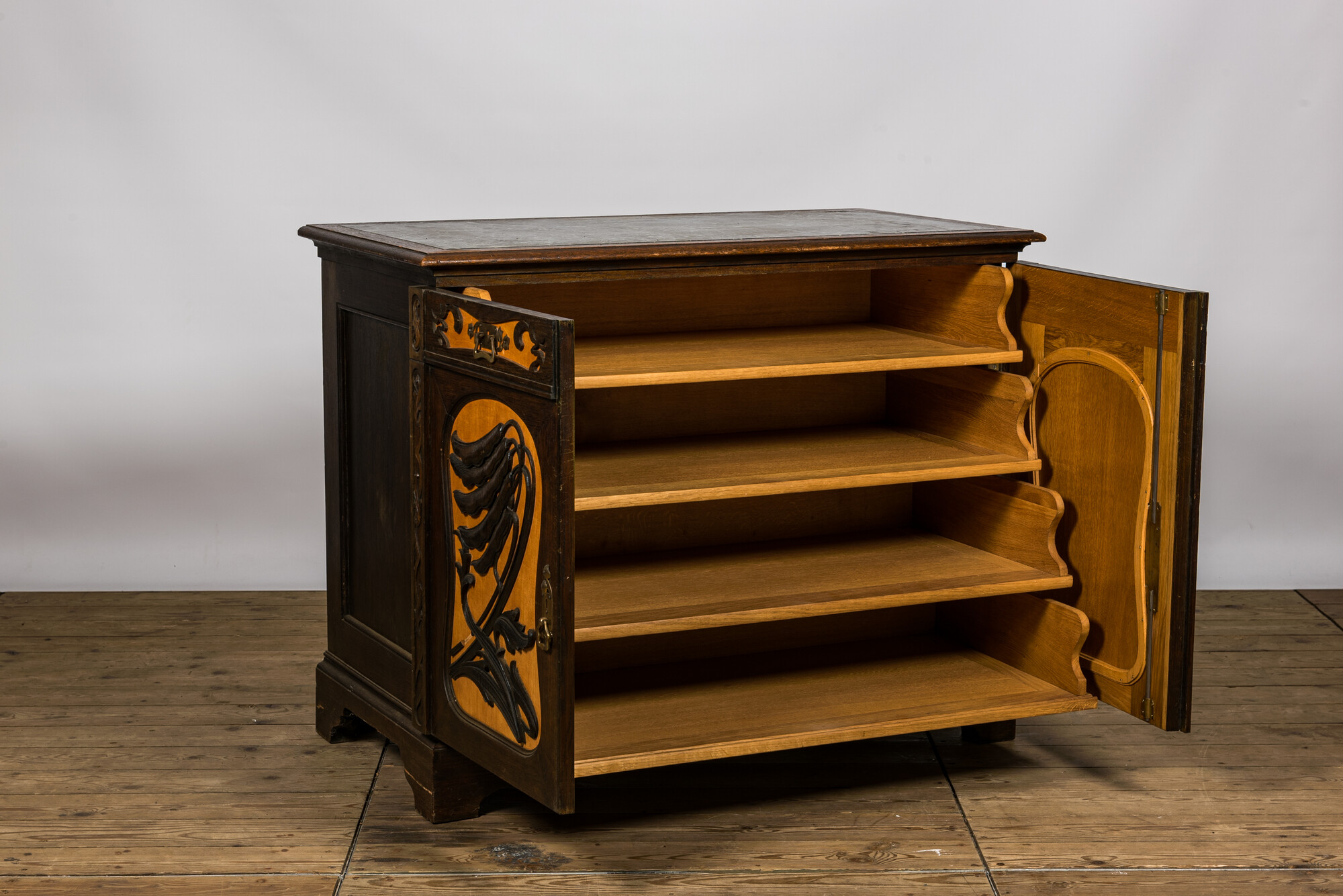 A partly veneered oak wooden Art Nouveau-style linen cupboard with marble top, 20th C. - Image 3 of 4