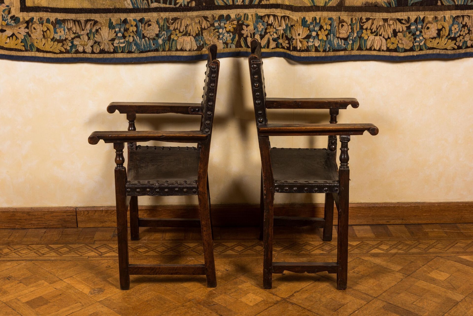 A pair of Spanish walnut chairs with leather backs and seats, 17th C. - Bild 2 aus 4