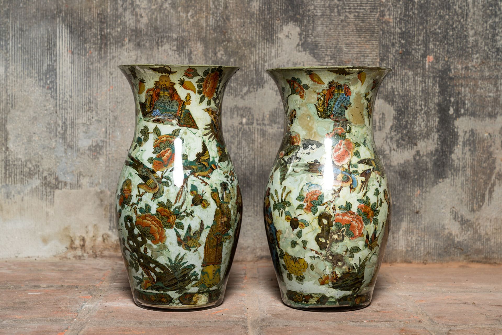 A pair of French or English glass decalcomania chinoiserie vases, 19th C. - Bild 2 aus 2