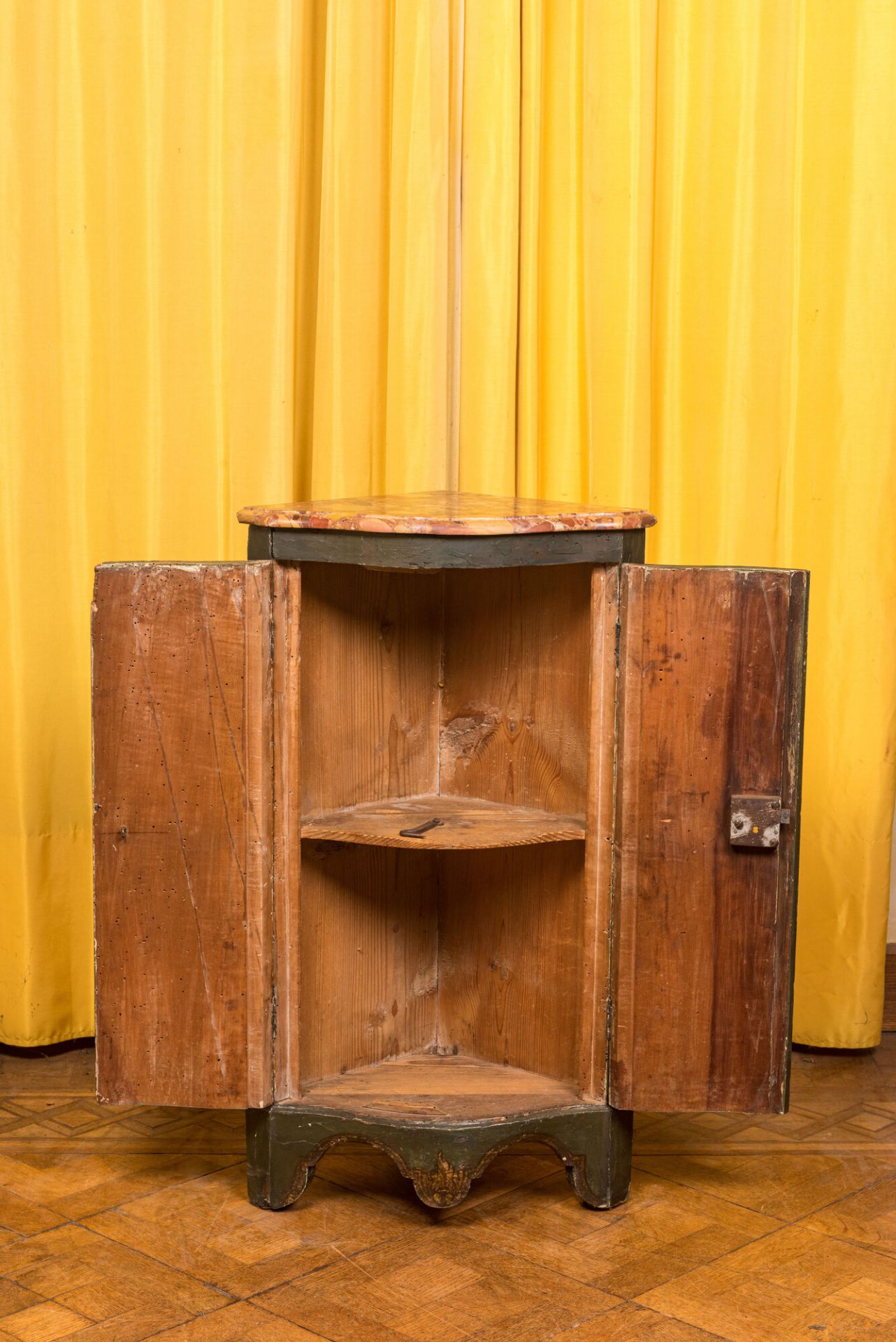 A painted wooden corner cupboard, 18/19th C. - Bild 2 aus 5