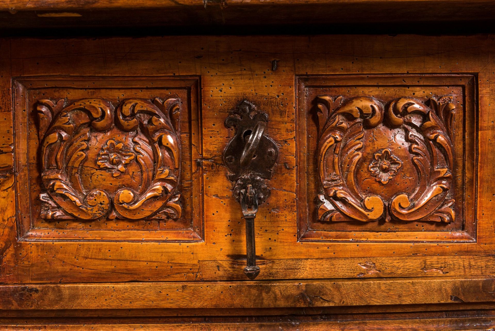 A Spanish walnut table with three drawers, 17th C. - Bild 3 aus 4