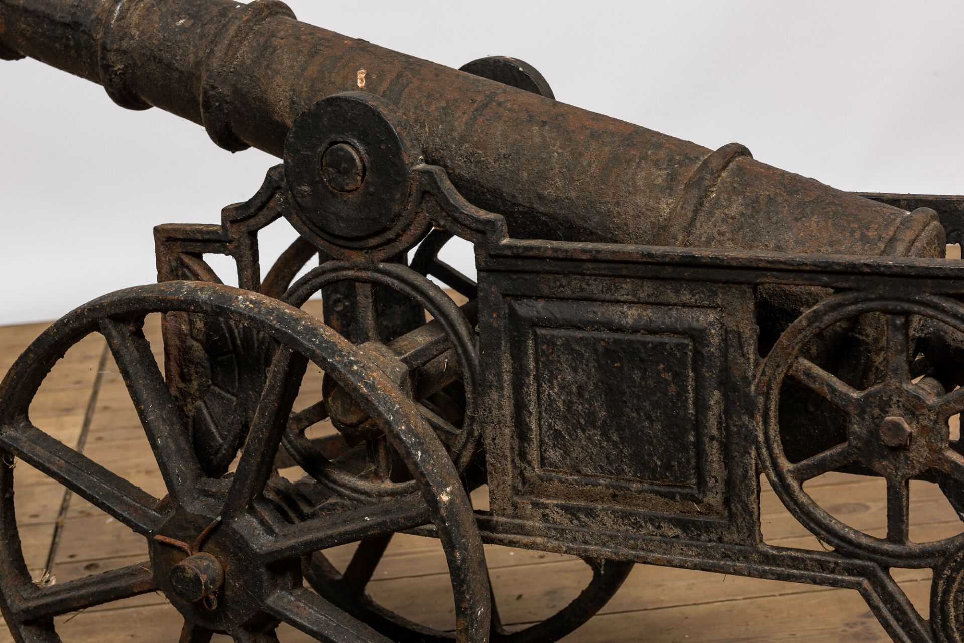 A cast iron model of a cannon, 19th C. - Image 2 of 2