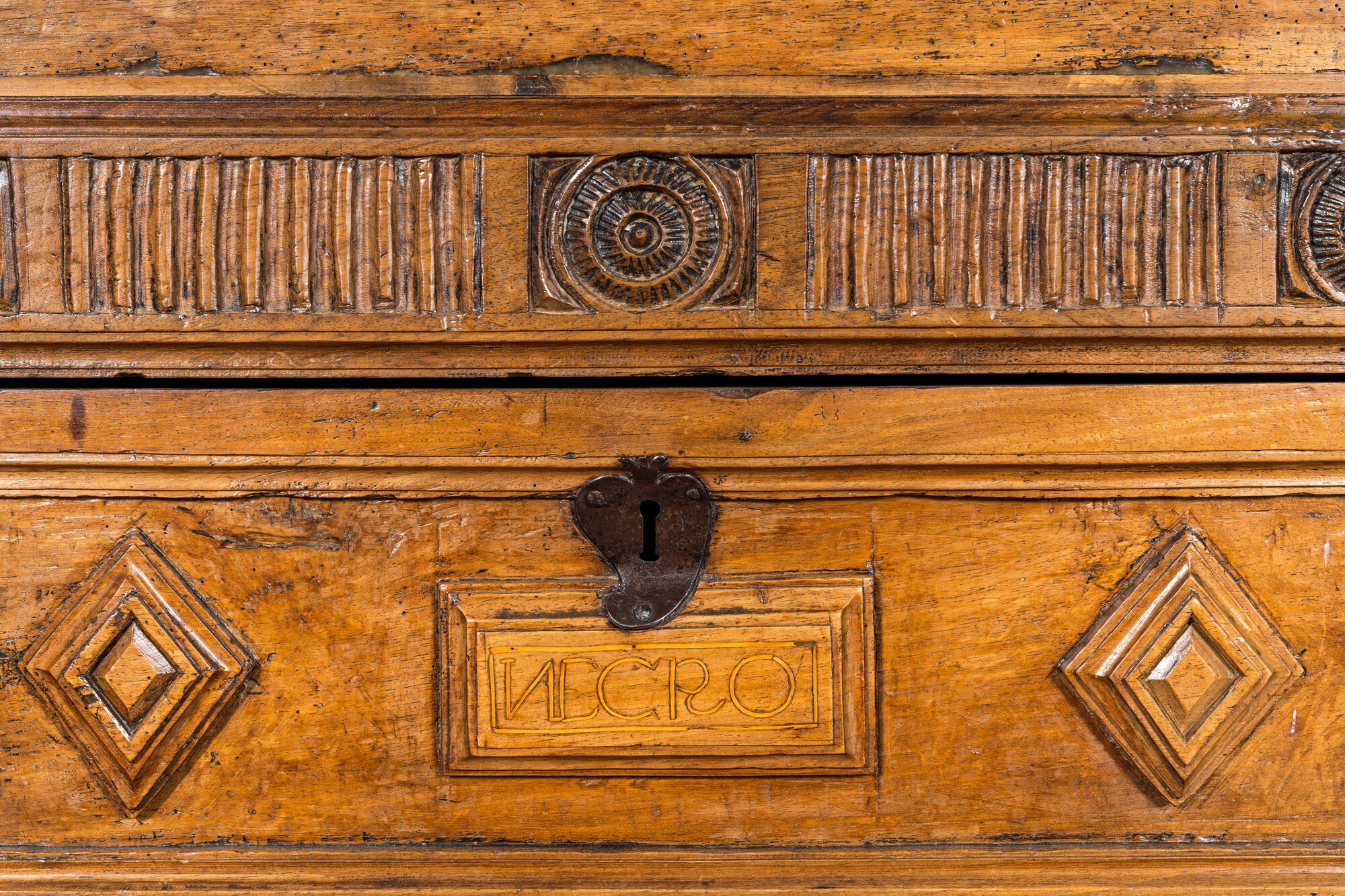 A Spanish walnut chest of drawers, 17th C. - Image 6 of 6